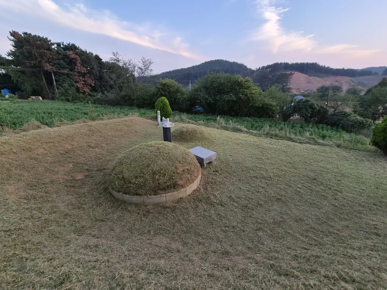 작은 상석이 있는 둥근 봉분, 작업 후